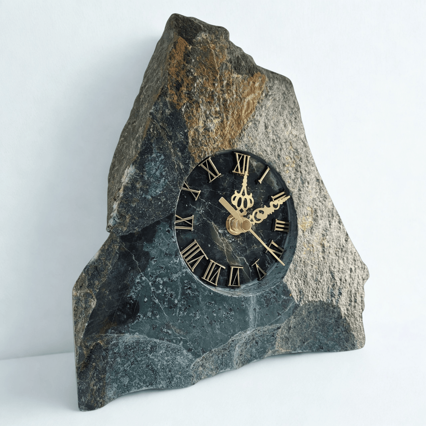 Zegar skałka z zielonego kamienia