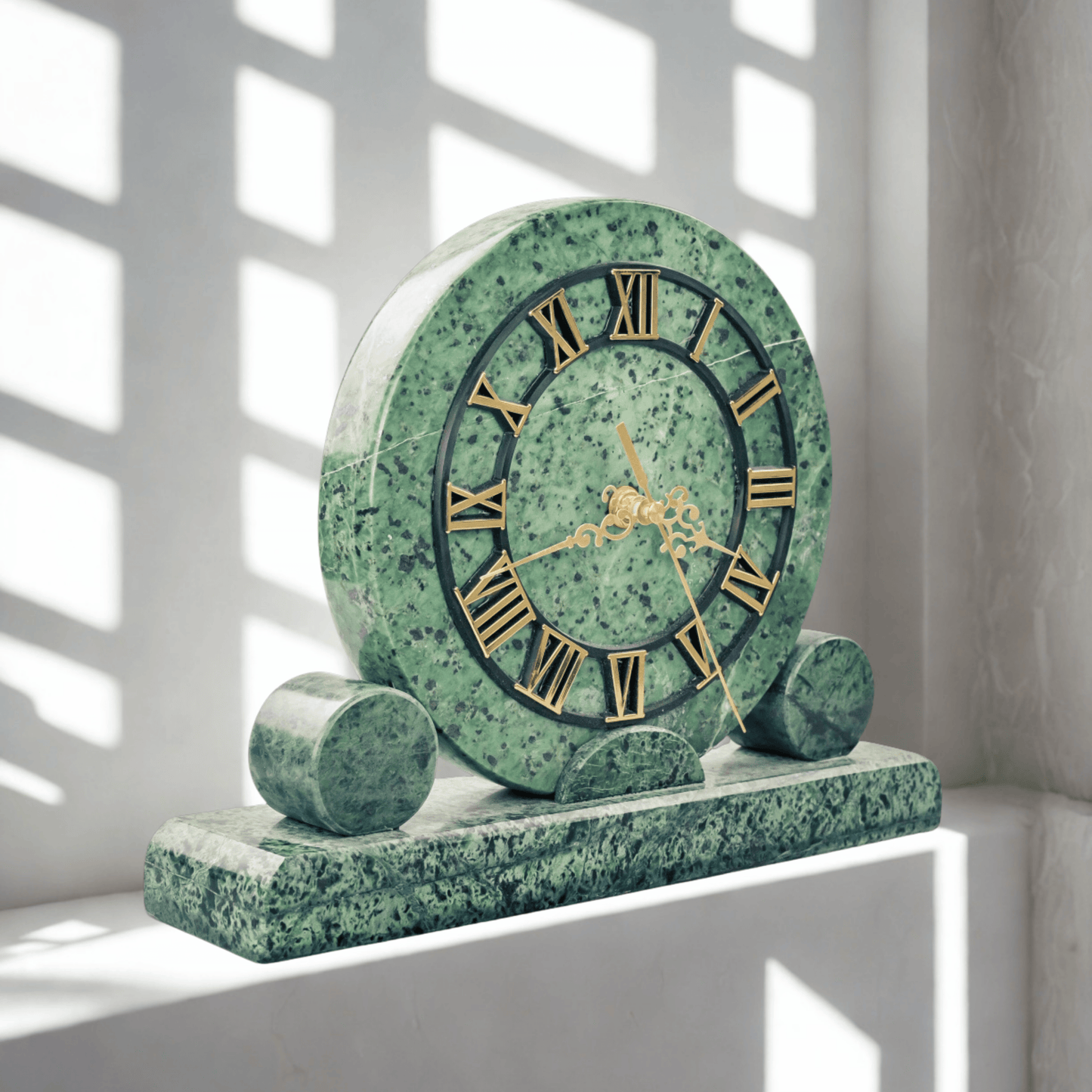 Zegar z zielonego kamienia