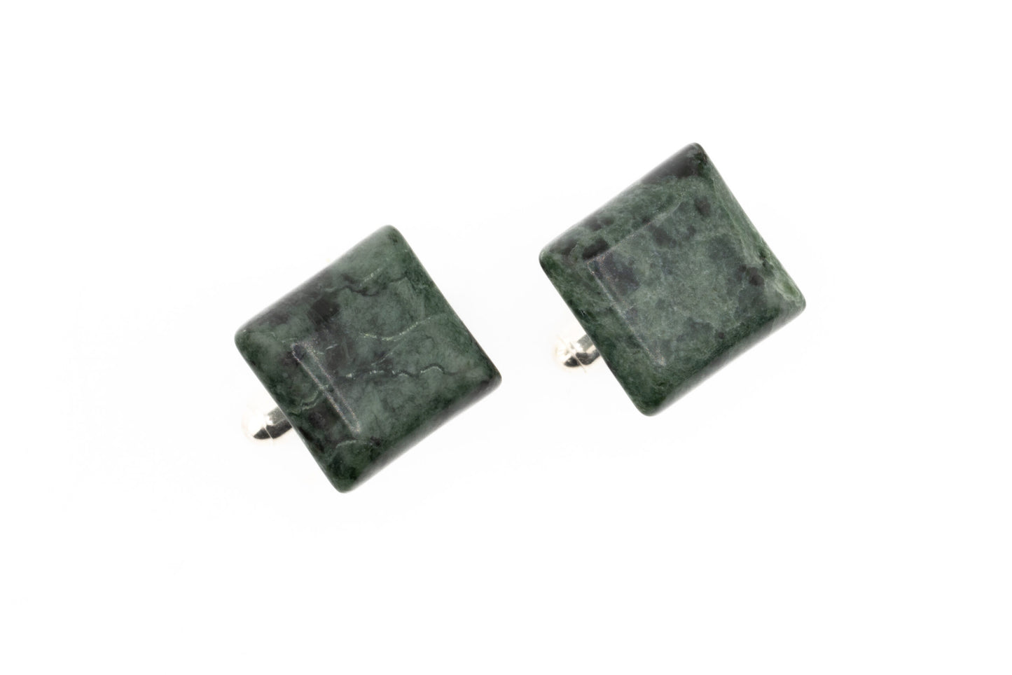 Para zielonych, kwadratowych Spinek do mankietów od Polish Green o marmurkowej fakturze. Te eleganckie spinki do mankietów mają srebrny spód i są osadzone na jednolitym białym tle.