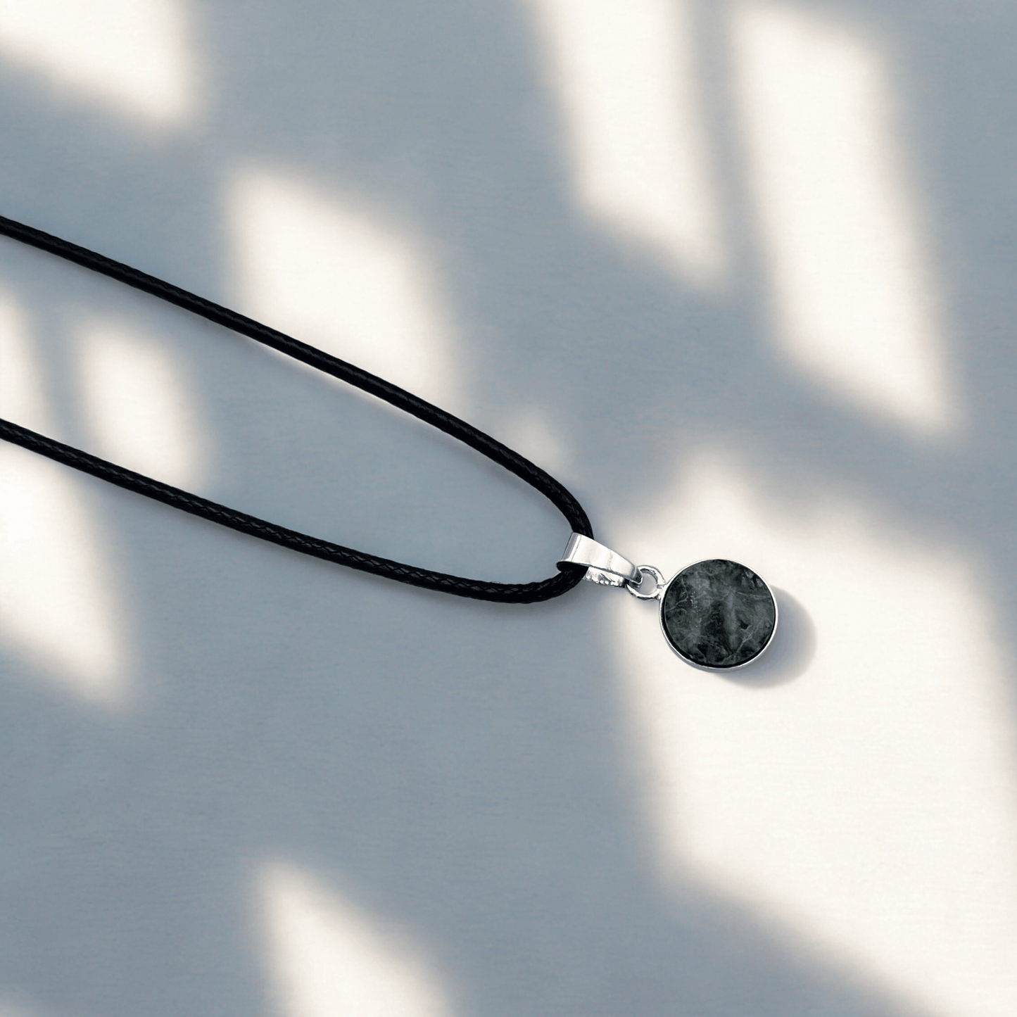 Naszyjnik z okrągłą zawieszką