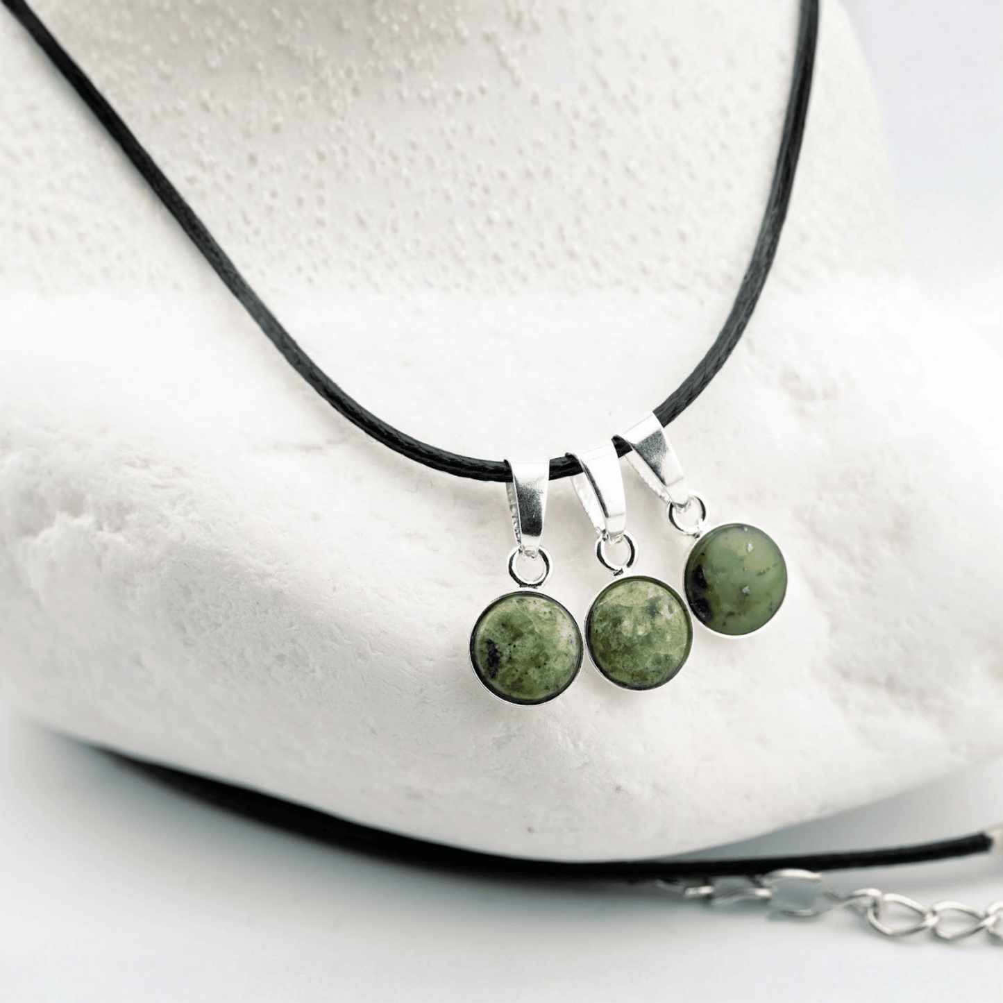 Zawieszka z zielonym oczkiem