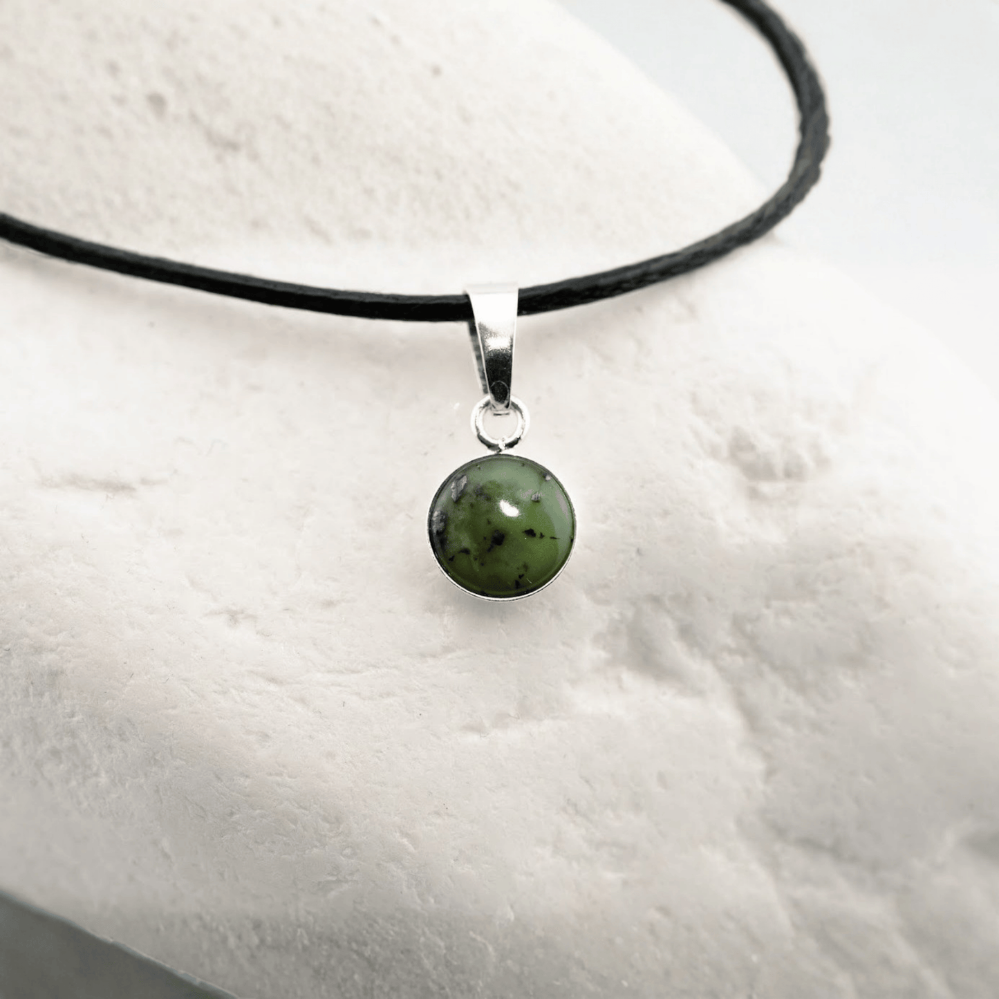 Zawieszka z zielonym oczkiem