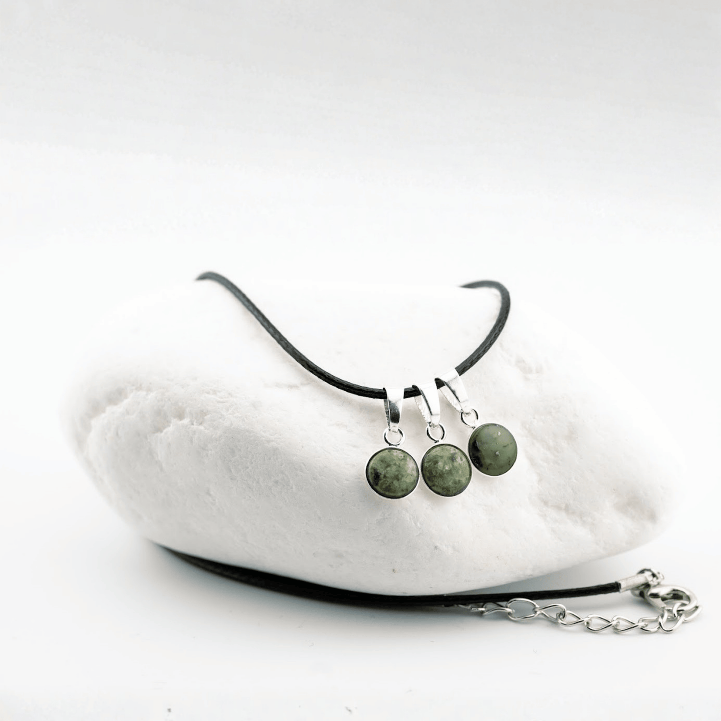 Zawieszka z zielonym oczkiem