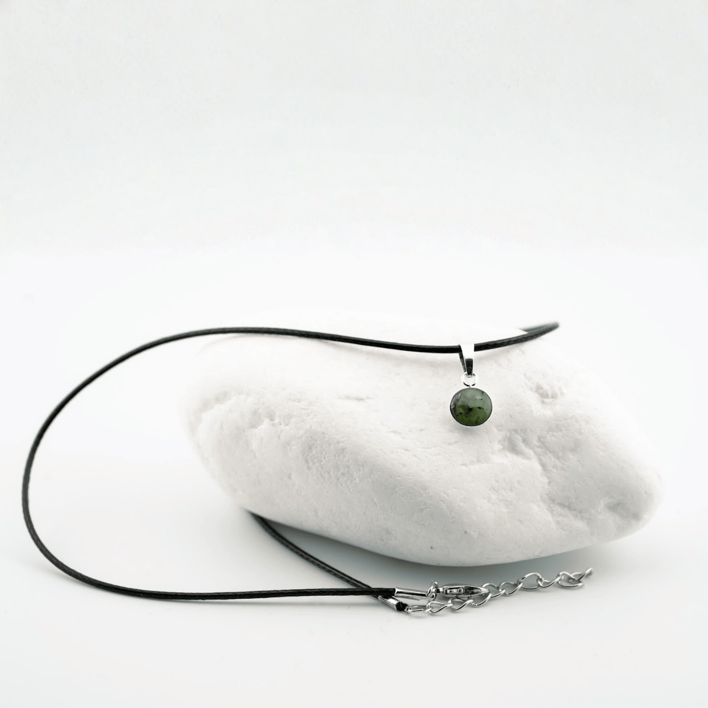 Zawieszka z zielonym oczkiem