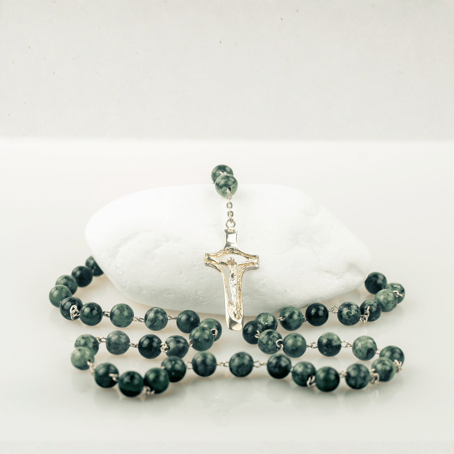 Różaniec z zielonego kamienia