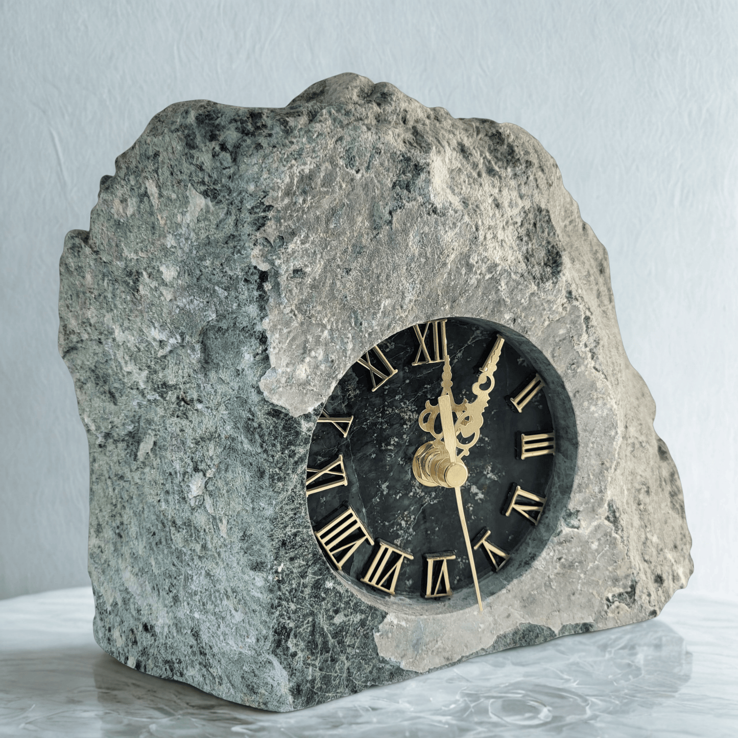 Zegar skałka z zielonego kamienia