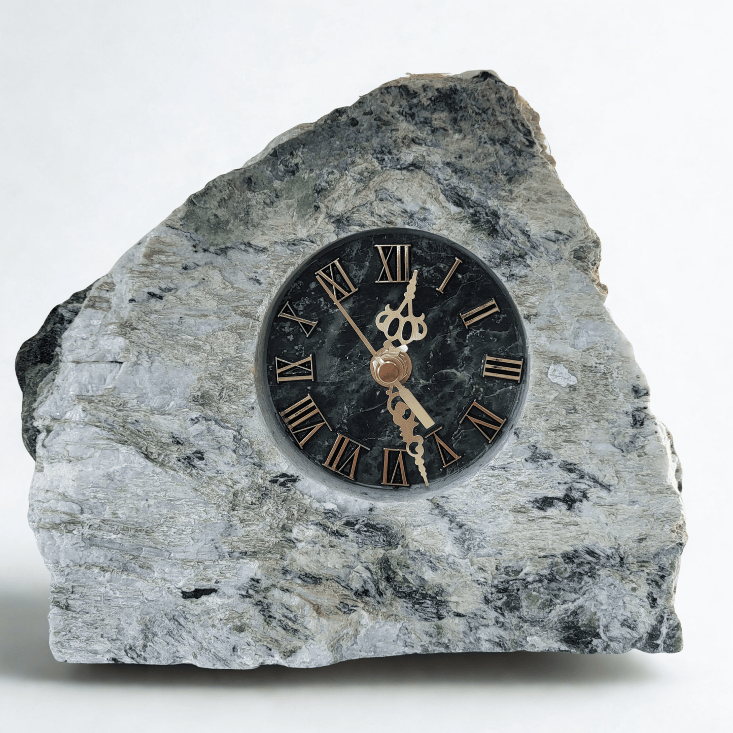 Zegar skałka z zielonego kamienia