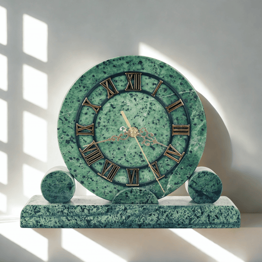 Zegar z zielonego kamienia