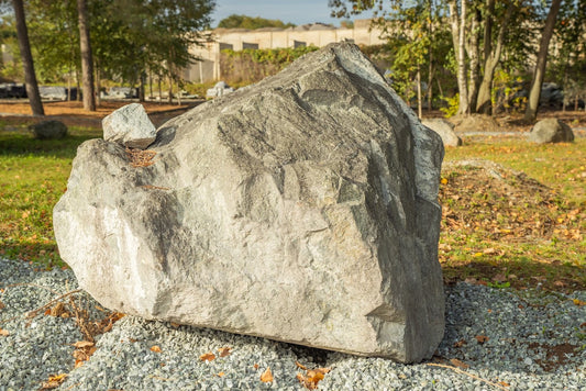 Obelisk z serpentynitu bardzo duży