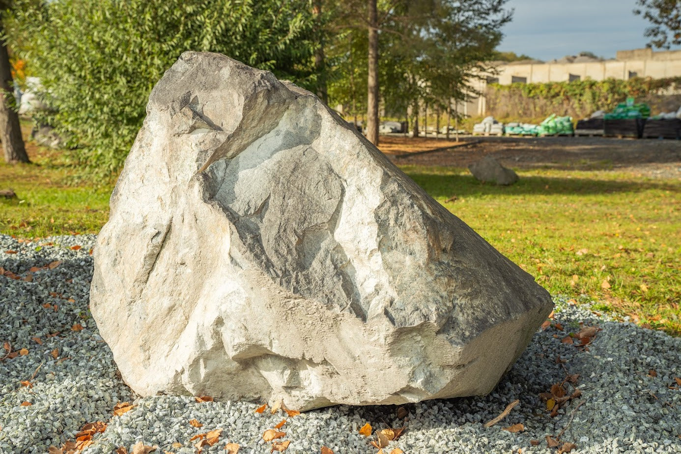 Großer Serpentinit-Obelisk