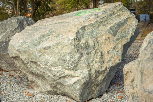 Obelisk z serpentynitu bardzo duży