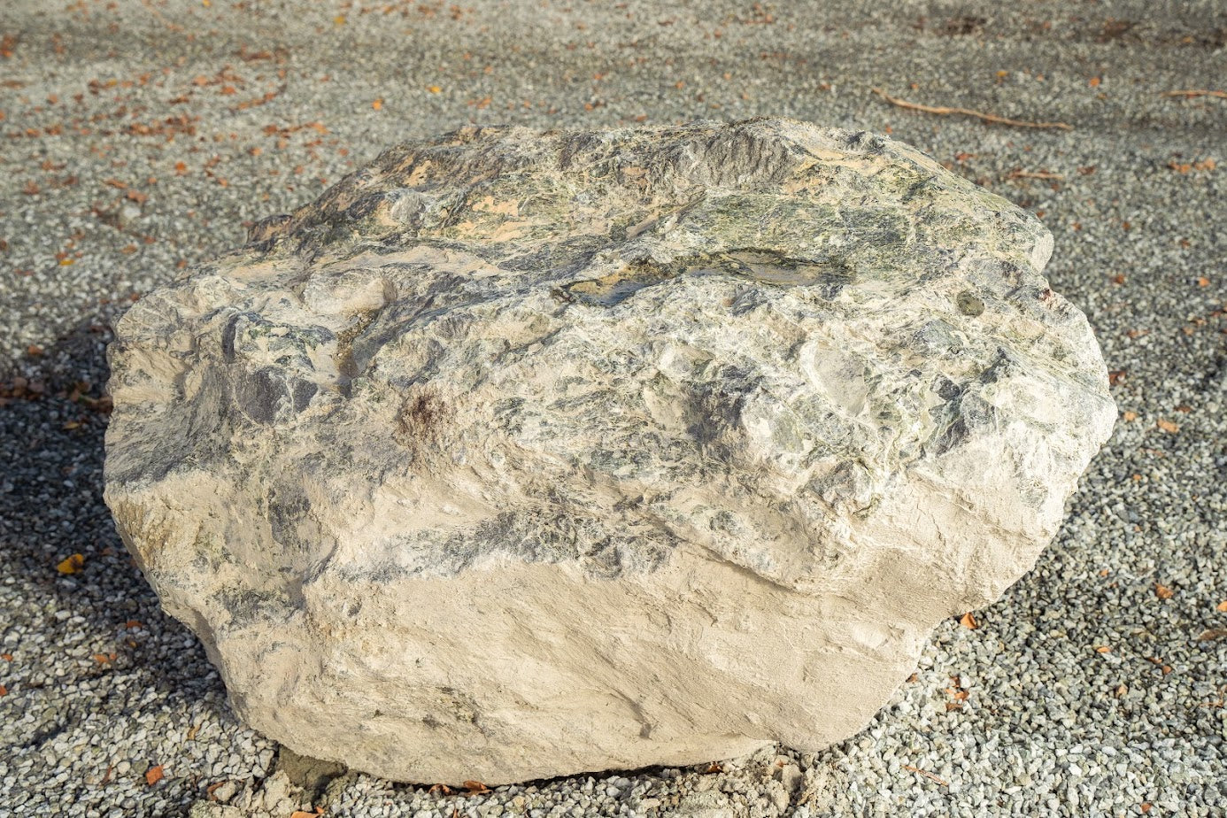 Obelisk z serpentynitu bardzo duży